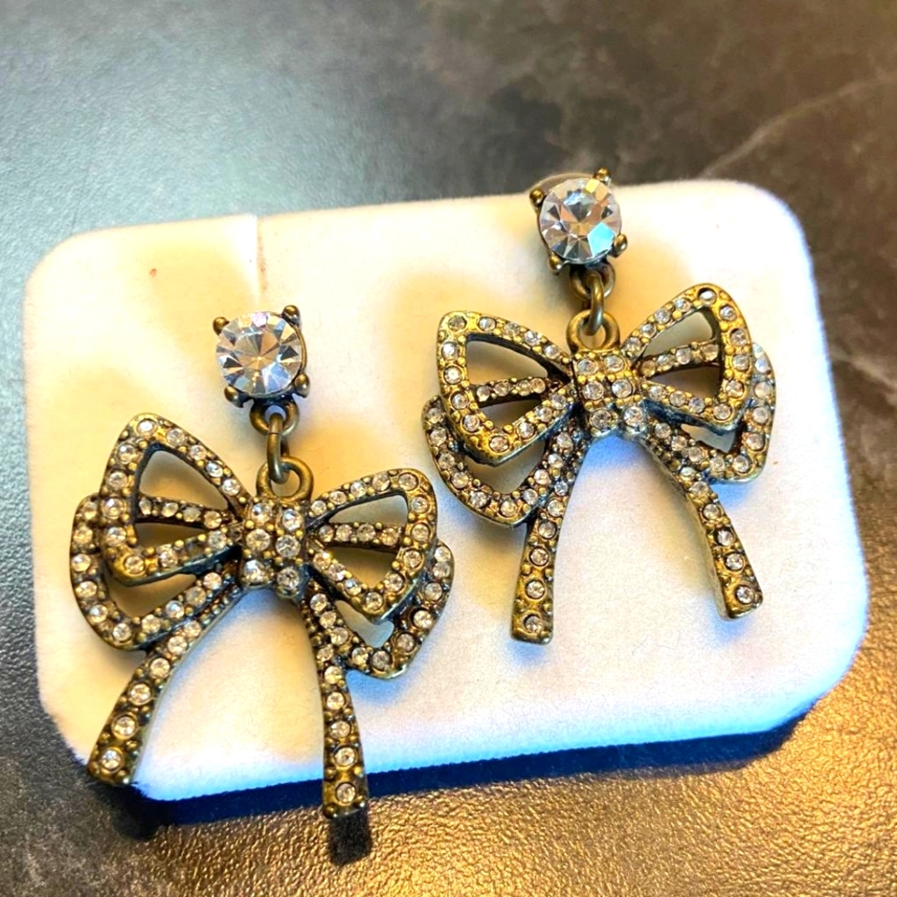 BETSEY JOHNSON | GOLD BOW EARRINGS